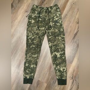 New Nike Sportswear Tech Fleece Camo Jogger Pants HV5053-276 Men's Sz S
